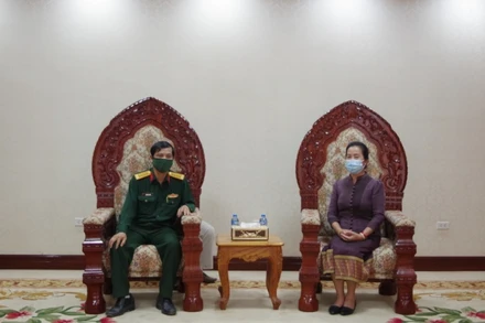 Chủ nhiệm Ủy ban Văn hóa - Xã hội, Quốc hội Lào Thummali Vongphachan (phải) cảm ơn Binh đoàn 11 đã hỗ trợ khẩu trang chống Covid-19, chiều 13-5. (Ảnh: Binh đoàn 11 cung cấp)