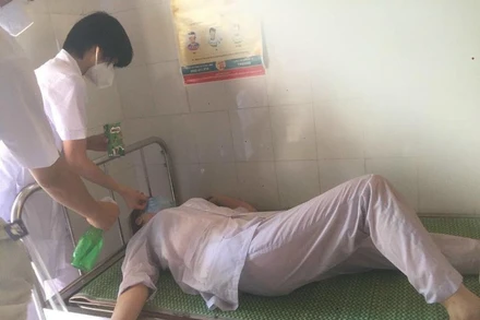 Nhiều nhân viên y tế kiệt sức và ngất.