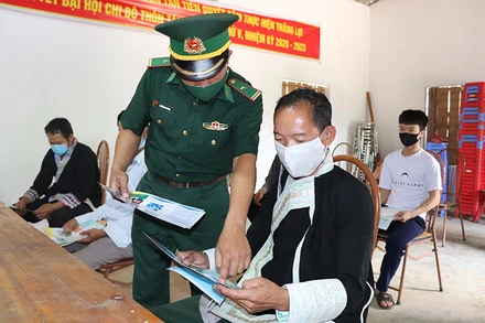 Tuyên truyền lưu động cho người dân về các biện pháp phòng, chống dịch Covid-19 và chống XNC trái phép. Ảnh: Viết Hà