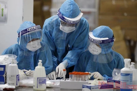 Bác sĩ, nhân viên y tế Bệnh viện Việt Nam - Thụy Điển (Uông Bí, Quảng Ninh). (Ảnh: DUY LINH)