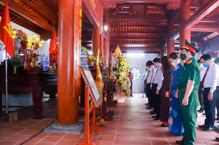 Đoàn đại biểu tỉnh Nghệ An dâng hoa, dâng hương tưởng niệm đồng chí Phùng Chí Kiên. (Ảnh Thành Duy)