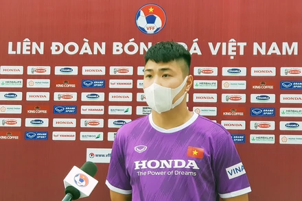 Đội trưởng Đặng Văn Tới trả lời phỏng vấn trước buổi tập đầu tiên của ĐT U22 Việt Nam. (Ảnh: VFF)