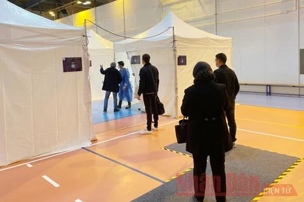 Xếp hàng tiêm vaccine Covid-19 tại Pháp. 