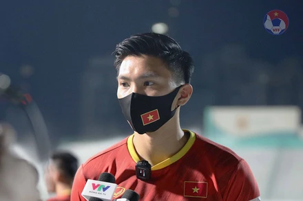 Văn Hậu trả lời phỏng vấn trước buổi tập tối 29-5. (Ảnh: VFF)