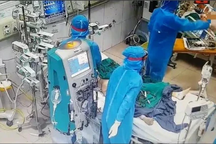 Các bác sĩ thức xuyên đêm điều trị cho bệnh nhân.