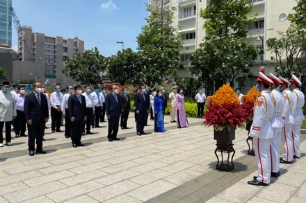 Chủ tịch nước Nguyễn Xuân Phúc và đoàn đại biểu Thành phố dâng hoa tại Công viên Tượng đài Chủ tịch Hồ Chí Minh.