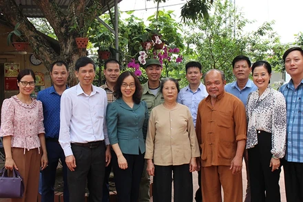 Bà Nguyễn Thị Kim Anh (áo xanh, hàng đầu), Vụ trưởng Pháp chế, Bộ NN-PTNT thăm mô hình sản xuất liên kết chăn nuôi thỏ New Zealand tại thôn Định Cương, xã Xuân Lai, huyện Gia Bình, tỉnh Bắc Ninh.