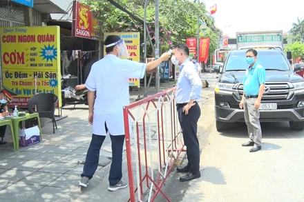 Kiểm tra thân nhiệt tại chốt kiểm dịch ở thị xã Mỹ Hào, tỉnh Hưng Yên.