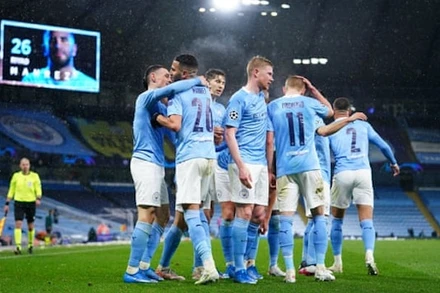 Các cầu thủ Man City mừng bàn thắng của Mahrez.