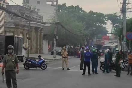 Lực lượng chức năng phong toả hiện trường nơi xảy ra vụ cháy.