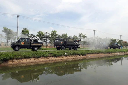 Đúng 13 giờ, 10 xe chuyên dụng cùng 75 cán bộ chiến sĩ đã tiến hành phun tiêu độc khử khuẩn toàn bộ Bệnh viện Bệnh Nhiệt đới Trung ương cơ sở 2.