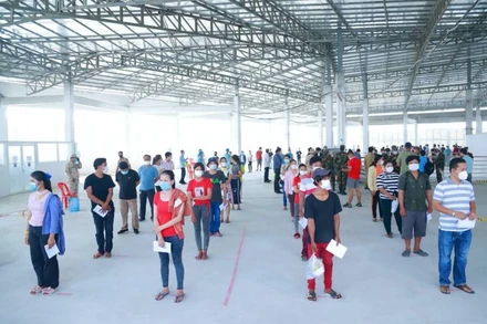 Tiêm vaccine ngừa Covid-19 tại một khu vực trọng điểm ở Phnom Penh.