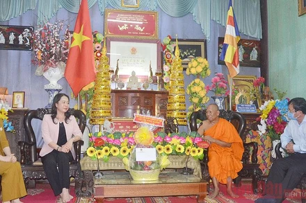 Phó Chủ tịch nước Võ Thị Ánh Xuân phát biểu tại buổi chúc mừng lễ Phật đản tại chùa Âng vào chiều 21-5.