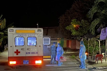 Ngành Y tế đưa các trường hợp F1 có tiếp xúc gần với BN 7176 và BN 7177 đi cách ly tập trung. 