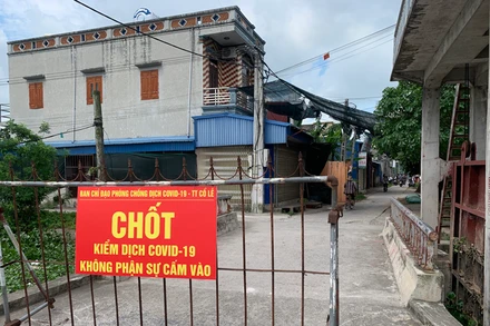 Xóm Trại, tổ dân phố Tây Kênh, thị trấn Cổ Lễ, huyện Trực Ninh (Nam Định) được gỡ bỏ phong toả sau 21 ngày không phát sinh ca bệnh mới. 