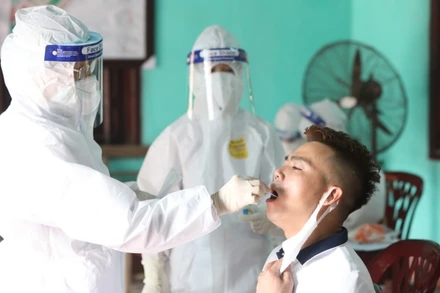 Lấy mẫu xét nghiệm cho người dân thôn My Điền, thị trấn Nếnh, Bắc Giang. (Ảnh: Danh Lam)