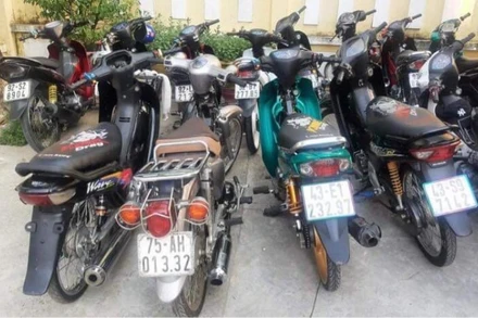 Hơn 40 xe mô-tô có dấu hiệu vi phạm bị lực lượng chức năng tạm giữ ngày 1-5.