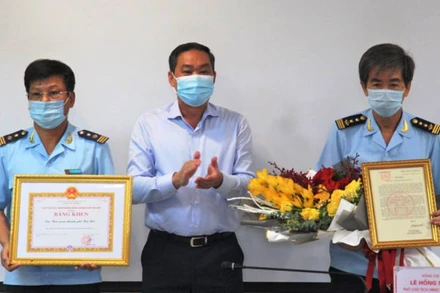 Lãnh đạo UBND TP Hà Nội trao thư khen của Bí thư Thành ủy Hà Nội cho Cục Hải quan thành phố.