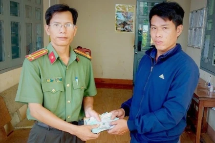 Công an xã Đồng Tiến tiếp nhận số tài sản do anh Nguyễn Thành Tâm nhặt được giao nộp.