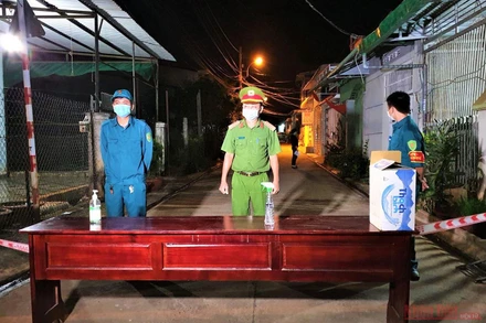 Ban Chỉ đạo phòng, chống dịch phường Tân Thành, TP Buôn Ma Thuột đã phong tỏa cách ly y tế tại hẻm 189/1 Mai Hắc Đế. 