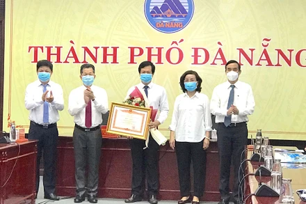 Lãnh đạo thành phố Đà Nẵng trao Bằng khen của Thủ tướng Chính phủ cho CDC thành phố.