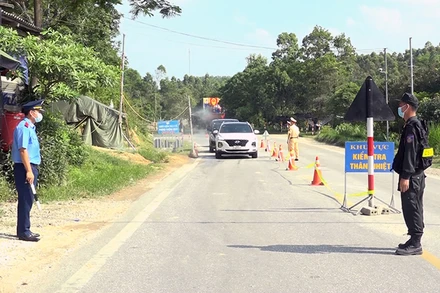 Chốt kiểm soát liên ngành phòng, chống dịch Covid-19 hoạt động 24/24 giờ đặt tại Quốc lộ 2C thuộc địa bàn xã Sơn Nam, huyện Sơn Dương, tỉnh Tuyên Quang.