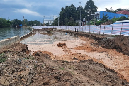 Đê bao bê-tông sụt lún, cát tràn ra ngoài tạo thành một cái hố rất to.