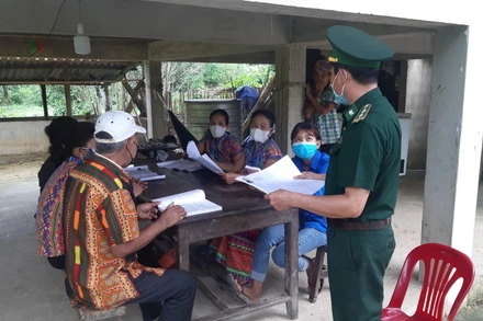 Bộ đội Biên phòng Hà Tĩnh phối hợp các tổ chức đoàn thể tuyên truyền về ngày bầu cử tại bản Rào Tre, xã Hương Liên (Hương Khê).