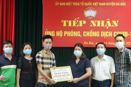ThS Vũ Hoàng Giang trao 200 triệu đồng ủng hộ phòng, chống Covid-19.