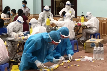 Nhiều hôm thầy và trò Trường ĐH Y - Dược Thái Nguyên giúp tỉnh Bắc Giang lấy mẫu xét nghiệm SARS-CoV-2 xuyên đêm. 