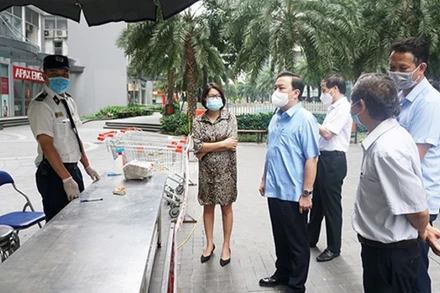 Phó Chủ tịch UBND thành phố Hà Nội Chử Xuân Dũng kiểm tra công tác phòng, chống dịch tại tòa nhà Park 11 khu đô thị Vinhomes Times City.