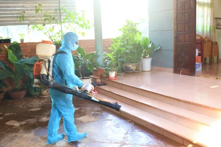 Các ngành chức năng huyện Cư M’gar xử lý môi trường phòng, chống dịch Covid-19 trên địa bàn.