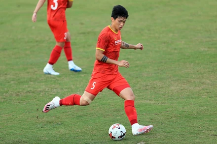 Văn Hậu tập luyện cùng đồng đội. (Ảnh: VFF)