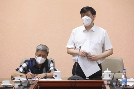 GS, TS Nguyễn Thanh Long giao nhiệm vụ cho đoàn cán bộ y tế sang Lào hỗ trợ chống dịch.