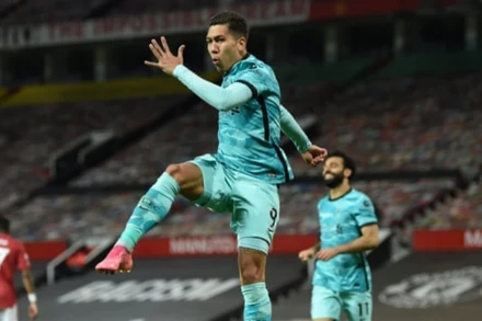 R. Firmino (trái) lập cú đúp trong chiến thắng 4-2 của Liverpool.