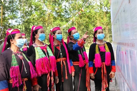 Người dân thôn Mùng, xã Dương Hưu nghiên cứu danh sách ứng cử viên trước ngày bầu cử.