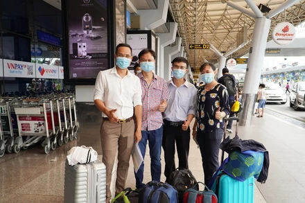 Các thành viên Bệnh viện Chợ Rẫy sang Lào hỗ trợ ứng phó Covid-19. (Ảnh BVCC)