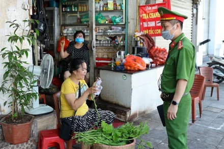 Hà Nội giải tỏa chợ cóc: Nơi nghiêm túc, chỗ lơ là