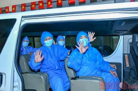 Các bác sĩ trước khi lên đường thực hiện nhiệm vụ. Ảnh: Duy Linh