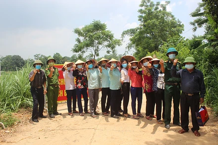 Người dân vui mừng khi được dỡ phong tỏa.