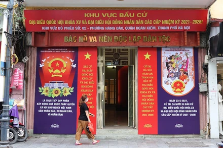 Khu vực bỏ phiếu tại ngôi nhà lịch sử 48 phố Hàng Ngang được trang hoàng rực rỡ trước ngày bầu cử. Ảnh: Duy Linh