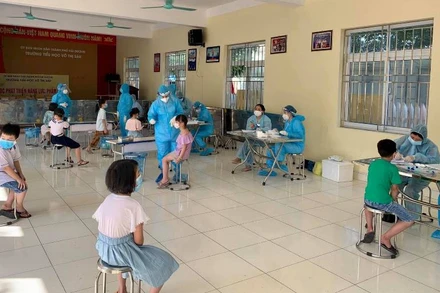 Lấy mẫu xét nghiệm sàng lọc SARS-CoV-2 cho học sinh Trường tiểu học Võ Thị Sáu. 