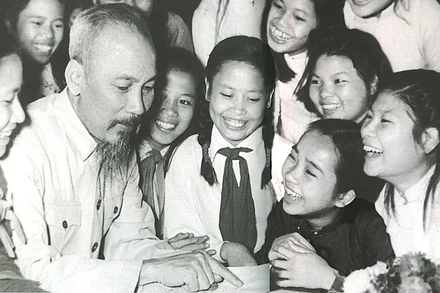 Sinh thời, Bác Hồ luôn dành tình cảm đặc biệt cho thiếu niên, nhi đồng. (Ảnh tư liệu)