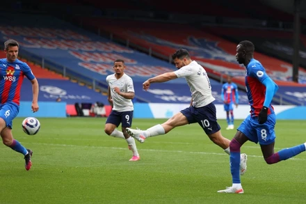 Man City chạm tay vào cúp.