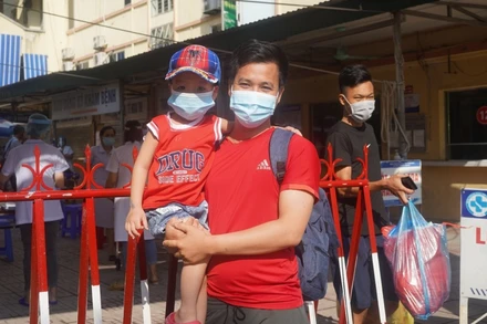 Nhiều bệnh nhân và người nhà bệnh nhân vui mừng khi có lệnh gỡ bỏ phong tỏa tạm thời Bệnh viện đa khoa Thái Bình.