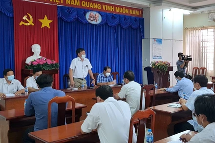 Đối thoại giữa Sở Xây dựng với các chủ đầu tư và hơn 40 nhà thầu ở Cà Mau vào chiều 5-5.