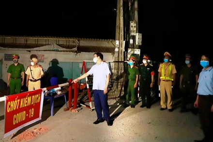 Chốt kiểm soát dịch bệnh được lập tại thôn Báo Văn 1, xã Đồng Văn, tối 3-5.