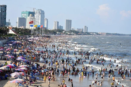 Bãi Sau, TP Vũng Tàu đông nghịt du khách tắm biển chiều 30-4. Ảnh: Báo Bà Rịa - Vũng Tàu.