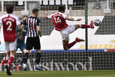 Pha ghi bàn cho Arsenal của Aubameyang (áo đỏ-trắng, số 14).