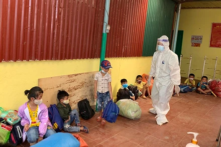 Học sinh ở xã Si Pa Phìn, huyện Nậm Pồ, Điện Biên, thuộc đối tượng F1 đang chờ làm thủ tục vào cách ly tập trung (Ảnh minh họa: Lê Lan).